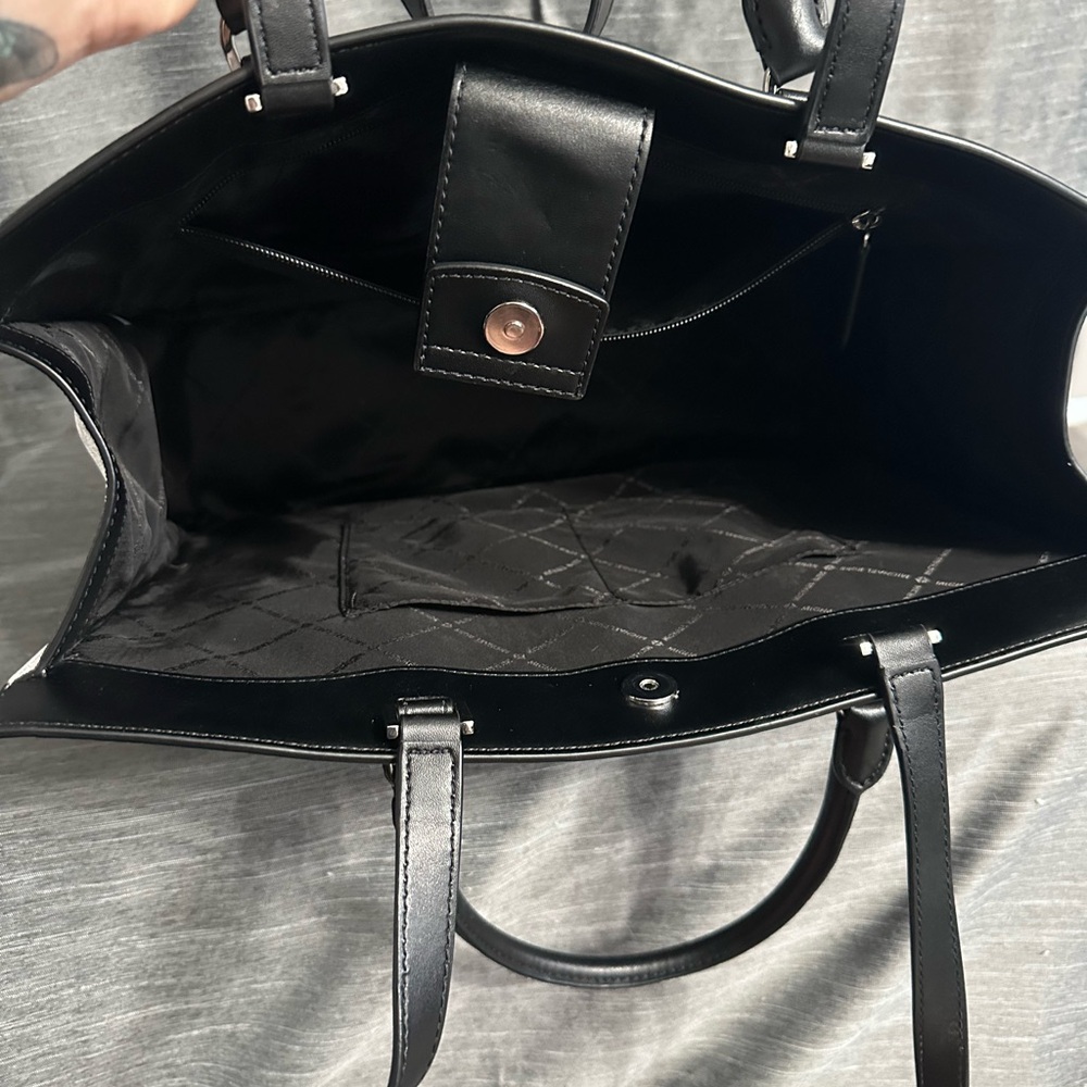 Micheal Kors Everly Tote in Black and White Multi - Picture 8 of 9